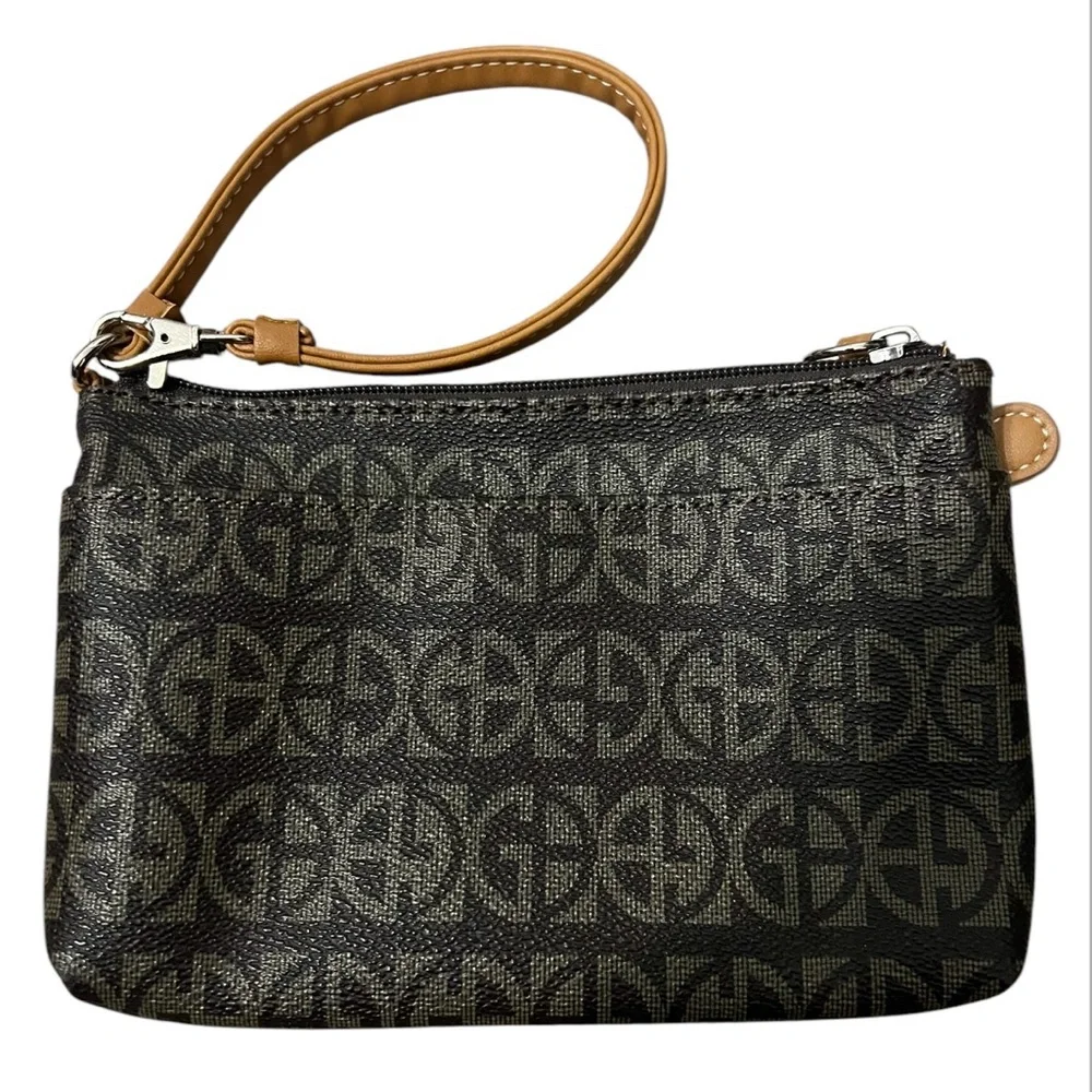 NWOT Giani Bernini women’s monogram brown and tan wristlet